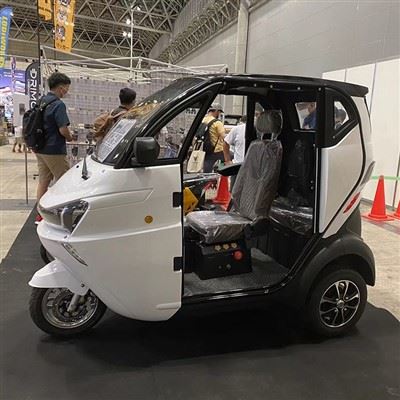 El mini viaje del CEE equipa la vespa eléctrica del triciclo de tres ruedas